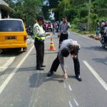 Sat Lantas Polres Batu Menangani Tptkp Laka di Jl. Raya Ngantang