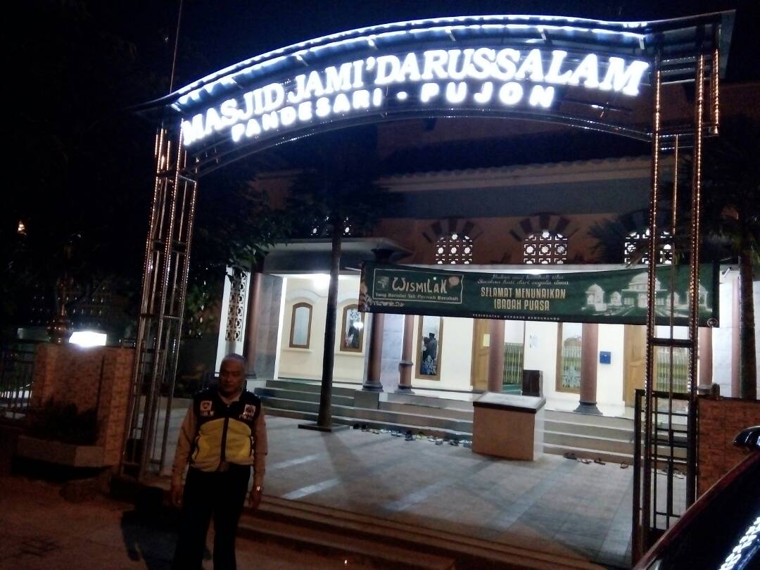 Polsek Pujon Polres Batu Amankan Giat Sholat Terawih di Masjid Darussalam