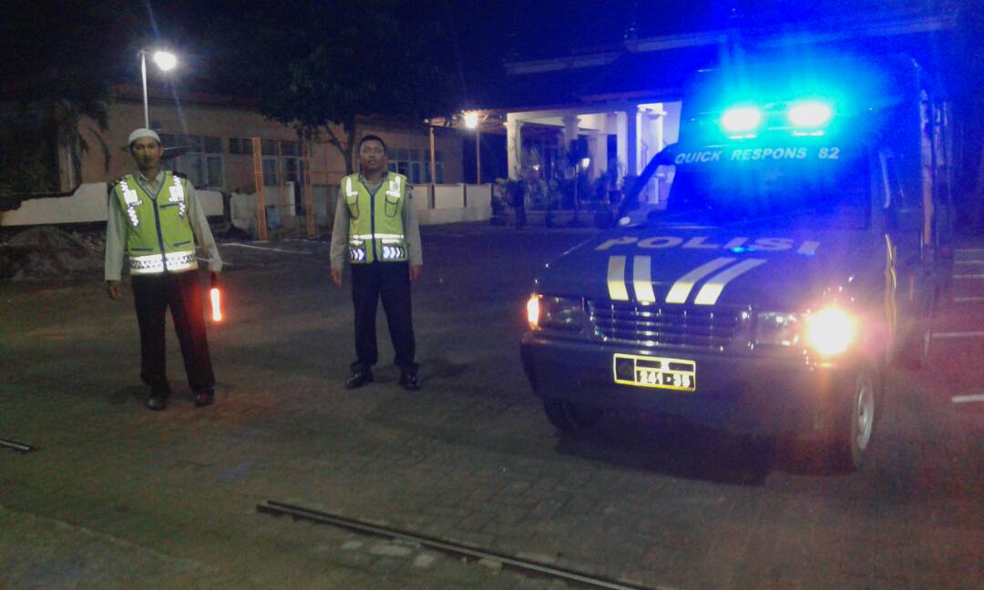 Anggota Polsek Pujon Polres Batu Pengamanan Giat Sholat Terawih