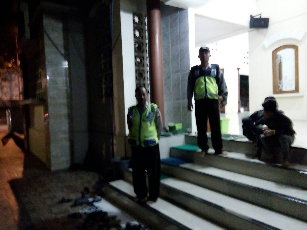 Anggota Polsek Pujon Polres Batu Amankan Sholat