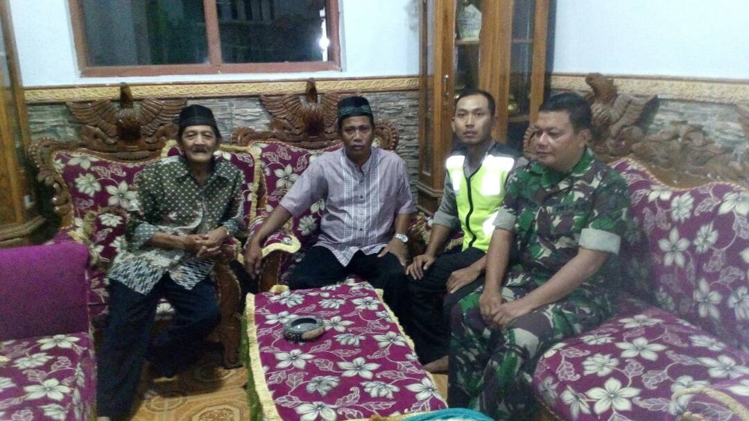 Anggota Bhabinkamtibmas Polsek Kasembon Polres Batu Bersama Babinsa Giat Patroli Kamtibmas