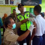 Bhabinkamtibmas Polsek Kasembon Polres Batu Bersama Team Kesehatan Datangi SMPN 01 Kasembon