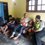 Kanit Binmas Polsek Ngantang Polres Batu Laksanakan DDS (Door To Door Sistem) Ke Mahasiswa UM KKN Di Desa Waturejo