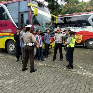 Satlantas Polres Batu Patroli Binluh Kepada Pengemudi Bus Pariwisata