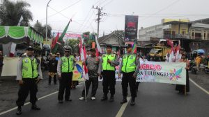 Anggota Polres Batu Lakukan Pengamanan Karnaval