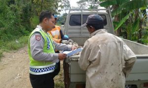 Sampaikan Tentang Modus Penipuan Lewat Sms, Anggota Bhabinkamtibmas Polsek Kasembon Polres Batu Sambang Tokoh Masyarakat