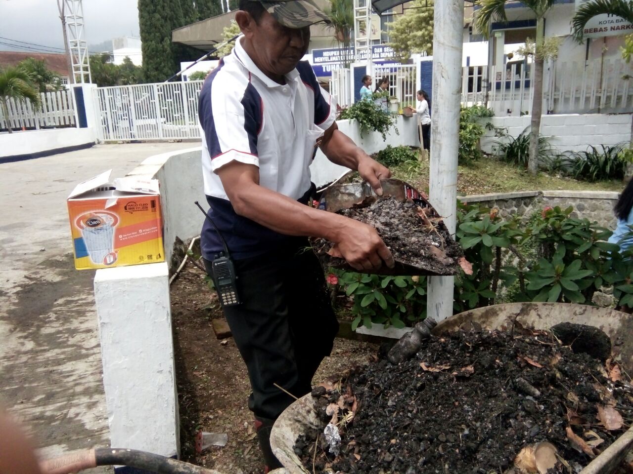 Kapolsek Batu Kota Polres Batu Giat Saber Pungli (Sapu bersih nyemplung kali) Bergaung di Desa Sumberejo Kecamatan Batu.