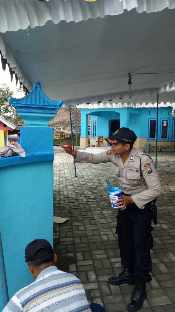 Bhabinkamtibmas Desa Mulyorejo Polres Batu Melaksanakan Kerja Bakti Pengecatan Kantor Desa Mulyorejo, Kota Batu