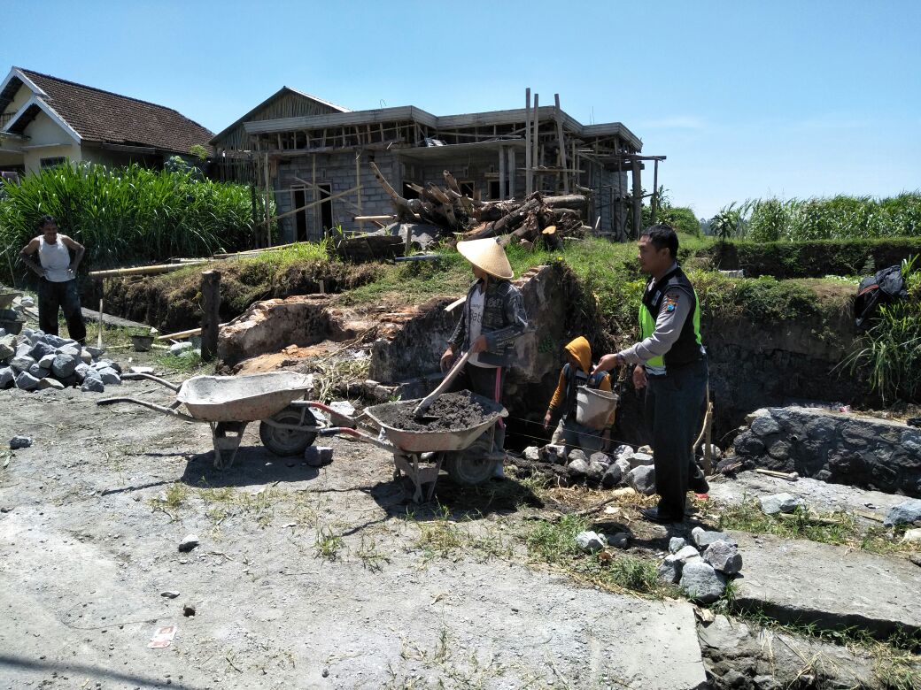 Anggota Bhabinkamtibmas Polres Batu Mengikuti Giat Kerja Bakti Bersama Warga