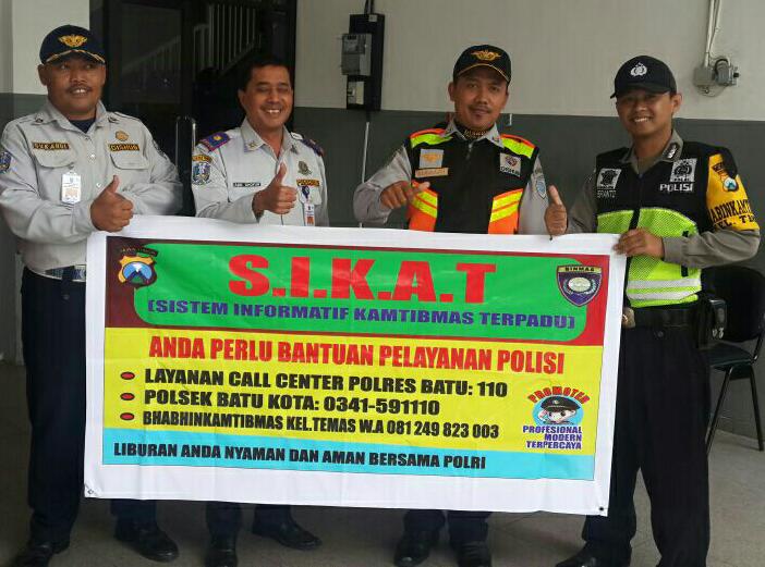 Anggota Polsek Batu Polres Batu Giatkan Sosialisasikan Layanan Call Center 110 Di Terminal Angkutan Kota Guna Sambut Awal tahun