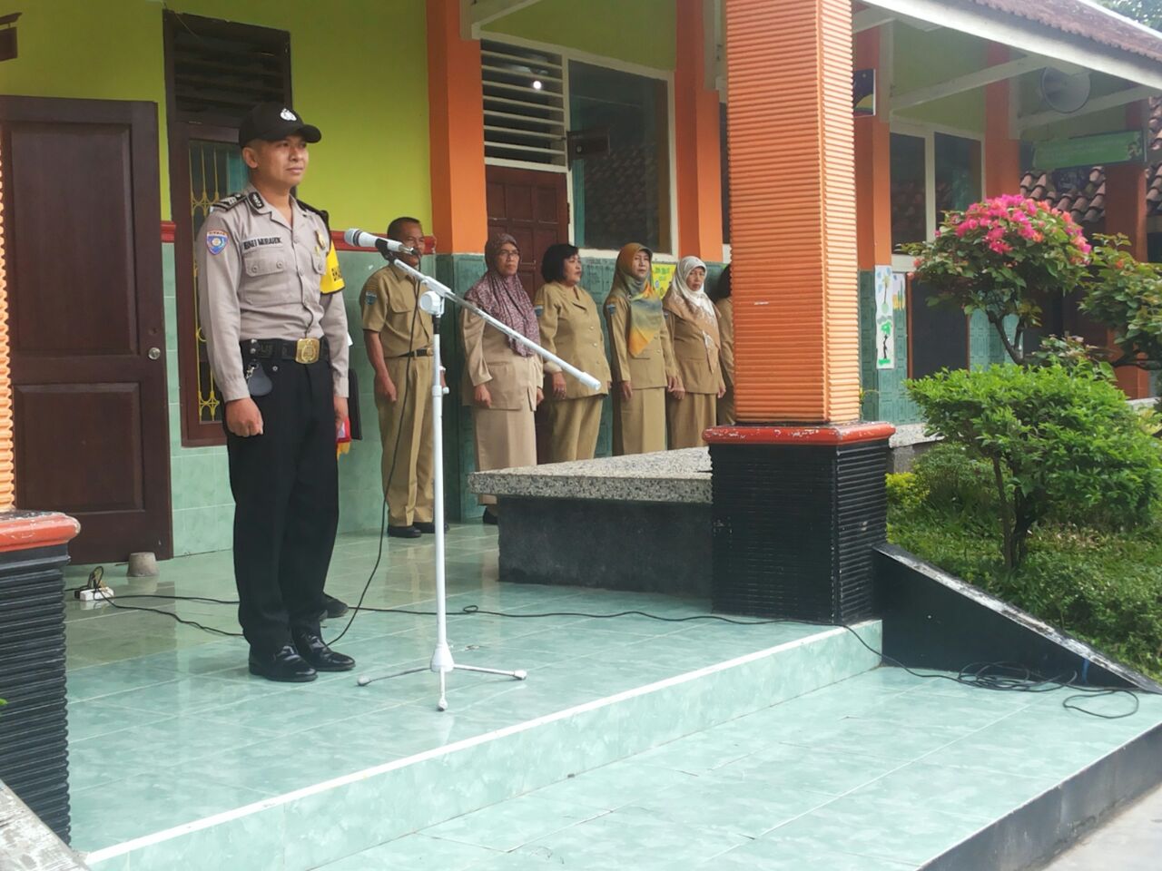 BabinKamtibmas Desa Pendem Polsek junrejo Polres Batu Menjadi Inspektur Upacara Di Sekolah.