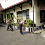 Sikap Disiplin Anggota Polsek Batu Polres Batu Awali Tugas Dengan Melaksanakan Giat Bersih Bersih Mako Polsek Batu