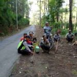 Bhabinkamtibmas Polsek Pujon Polres Batu Bersama Warga Giat Penghijauan