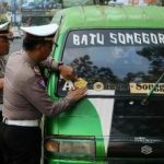 Kasatlantas Polres Batu Bagikan Stiker Tertib Berlalu Lintas Guna Jalin Mitra Kerja