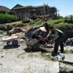 Bhabinkamtibmas Polsek Pujon Polres Batu Lakukan Giat Kerja Bhakti Pada Warga Binaannya Juga Sampaikan Pesan Kamtibmas