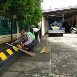 Jaga Kebersihan Mako, Anggota Polsek Bumiaji Polres Batu Kerja Bakti Di Halaman Mako