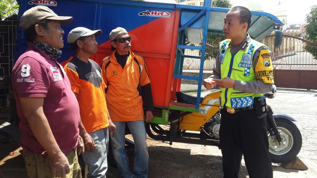 Polsek Batu Kota Polres Batu Giatkan Kunjungan Kamtibmas Kel Temas Ke Bengkel Pembuatan Gerobak Sampah