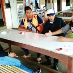 Anggota Polsek Batu Polres Batu Bagikan Kartu Pintar Reaktif Kepada Kelompok Pemuda Guna Sambut Awal Tahun