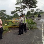 Anggota Sat Sabhara Polres Batu Menemukan Jembatan Ables di Jalitbar, Agar Tidak Terjadi Kecelakaan, Menutup Dengan Line Police