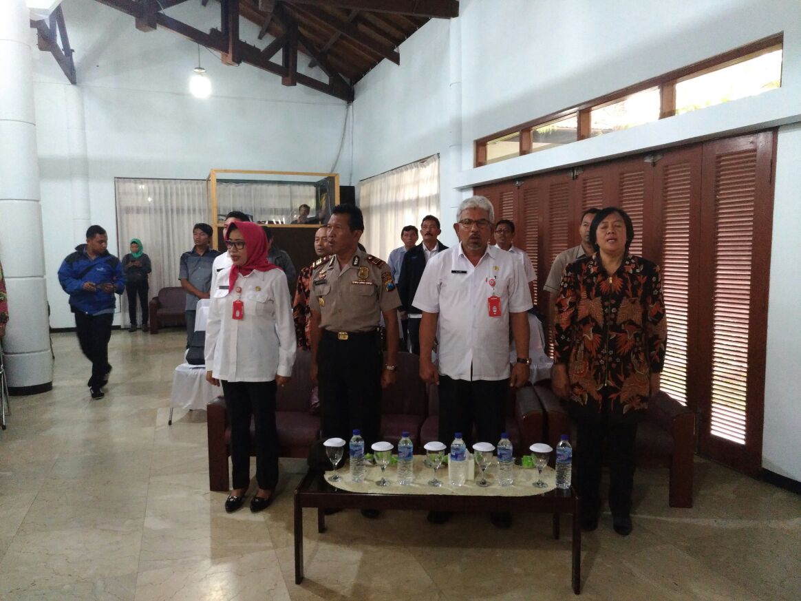 Polres Batu Melakukan Pengamanan Pengambilan Sumpah Dan Janji Panitia PPK Dan PPS Oleh Ketua KPU