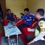 Bhabin Polsek Batu Polres Batu Demi Tertib Aman Lingkungan Lakukan DDS Bagikan Striker Tamu Wajib Lapor