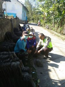 Anggota Bhabinkamtibmas Polres Batu Lakukan Kerja Bhakti dan Bedah Rumah Berikan Pelayanan Prima