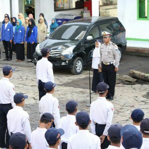 KBO Satlantas Polres Batu Pimpin Upacara Di Sekolah Berikan Pesan Ajak Tertib Berlalu Lintas