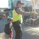Anggota Polsek Bumiaji Polres Batu Lakukan Giat Yanmas Sebrangkan Pelajar Guna RESPONSIF