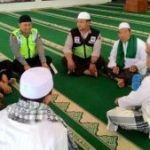 Anggota Bhabinkamtibmas Polsek Batu Polres Batu Laksanakan Kunjungan ke Takmir Masjid Sampaikan Harkamtibmas