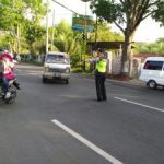 Anggota Polsek Junrejo Polres Batu Melaksanakan Poros Pagi Pada Jam Jam Sibuk Guna Berikan Pelayanan Prima