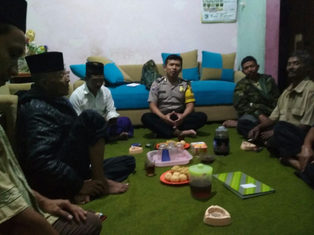 Kedekatan Anggota Bhabinkamtibmas Desa Pendem Polsek Junrejo Polres Batu dengan masyarakat 