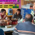 Bhabinkamtibmas Kelurahan Temas Polsek Batu Kota Polres Batu Lakukan Sambang ke Warung Bhabinkamtibmas Reaktif Sampaikan Pesan Kamtibmas