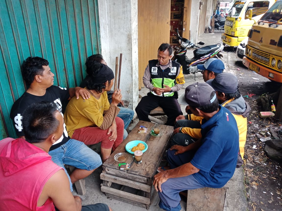 Polri Lakukan Langkah Preemtif Pada Masyarakat, Polsek Batu Kota Polres Batu Ngobrol Bareng Juga Dengan Paguyuban Truk pasar Kelurahan Temas