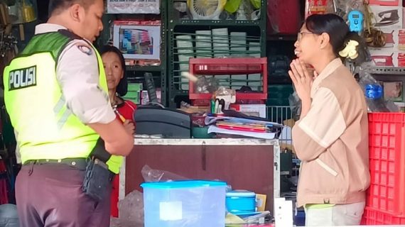 Kanit Binmas Polsek Batu Polres Batu Giat Sambang Ke Tempat Usaha Toko Elektronik Pasar Batu Menyampaikan Pesan Kamtibmas