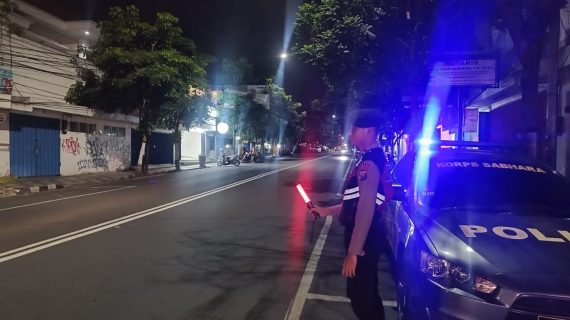 Wujudkan Sitkamtibmas Yang Aman Kondusif, Personel Polres Batu Giatkan Blue Light Patroll   