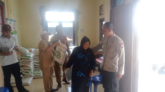 Wujudkan Sitkamtibmas Wilayah Hukum Polres Batu Yang Aman Kondusif, Personel Polisi RW Sambang Warga