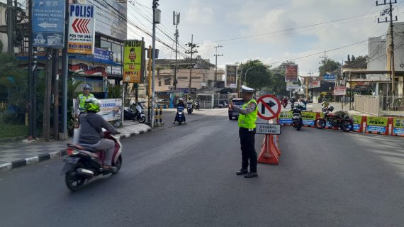 Wujudkan Kamseltibcar Lantas Yang Mantab, Personel Satlantas Polres Batu Laksanakan Strong Point