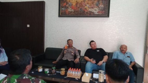 Wujudkan Sitkamtibmas Yang Kondusif Jelang Pilkada 2024, Anggota Polisi RW Sambang Warga