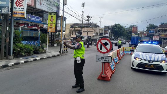 Wujudkan Kamseltibcar Lantas Yang Mantab, Personel Satlantas Polres Batu Giatkan Strong Point