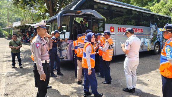 Pastikan Keselamatan Dan Kelayakan Operasional Bus, Satlantas Polres Batu Bersama Dinas Perhubungan Gelar Rampcheck Di Lokasi Wisata