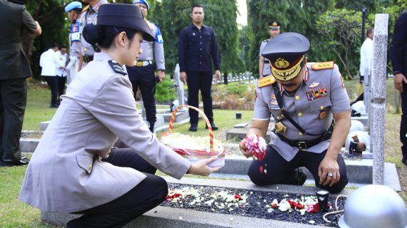 Jelang HUT Bhayangkara Ke-78, Jajaran Mabes Polri Ziarah ke TMP Kalibata