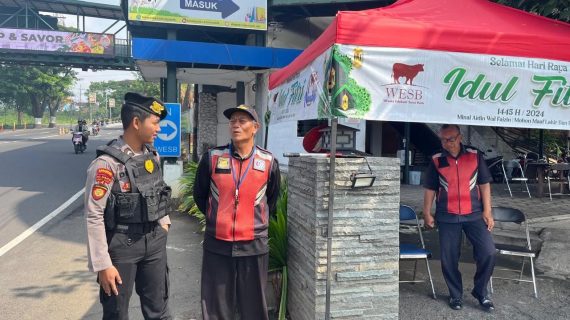 Patroli Dialogis Ke Tempat Wisata Menjelang Pilkada Kota Batu 2024, Anggota Unit Pam Obvit Satsamapta Polres Batu Jaga Harkamtibmas