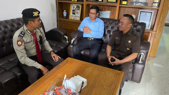 Patroli Dialogis Ke Tempat Wisata Jelang Pilkada Kota Batu 2024, Anggota Unit Pam Obvit Satsamapta Polres Batu Jaga Harkamtibmas