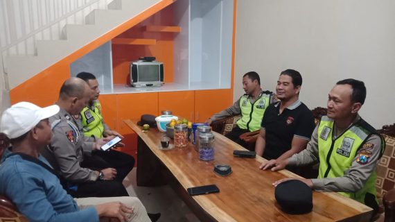 Jelang Pilkada 2024, Anggota Polisi RW Polres Batu Sambang Warga Guna Harkamtibmas