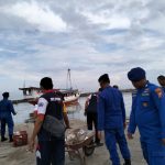 World Ocean Day, Satpolairud Bersama Masyarakat Bersihkan Pantai Situbondo