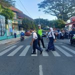 Pastikan Kamseltibcar Lantas Di Pagi Hari, Anggota Satlantas Polres Batu Laksanakan Strong Point