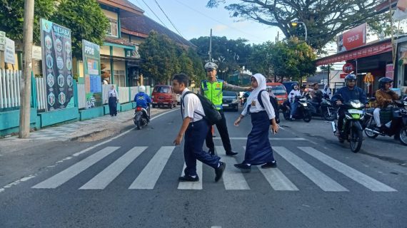 Pastikan Kamseltibcar Lantas Di Pagi Hari, Anggota Satlantas Polres Batu Laksanakan Strong Point