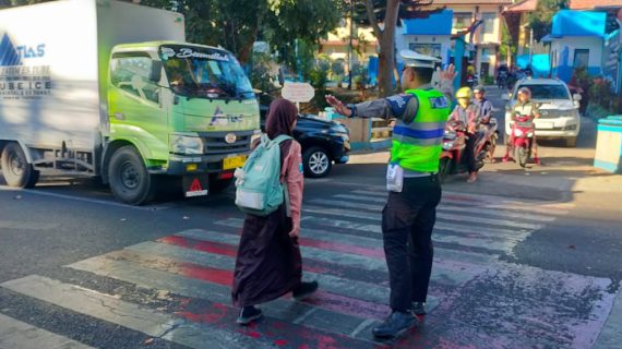 Pastikan Keamanan Kamseltibcar Lantas Di Pagi Hari, Anggota Satlantas Polres Batu Laksanakan Strong Point