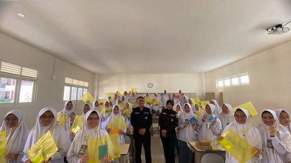 Kasi Humas Polres Batu Sosialisasikan Pilkada 2024 di Sekolah-Sekolah