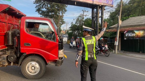 Tingkatkan Kamseltibcar Lantas Di Pagi Hari, Warga Batu Apresiasi Strong Point Polres Batu